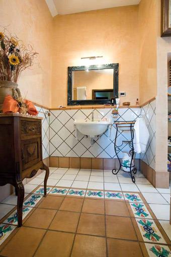 Дизайн плитки в ванной в стиле прованс: особенности декора