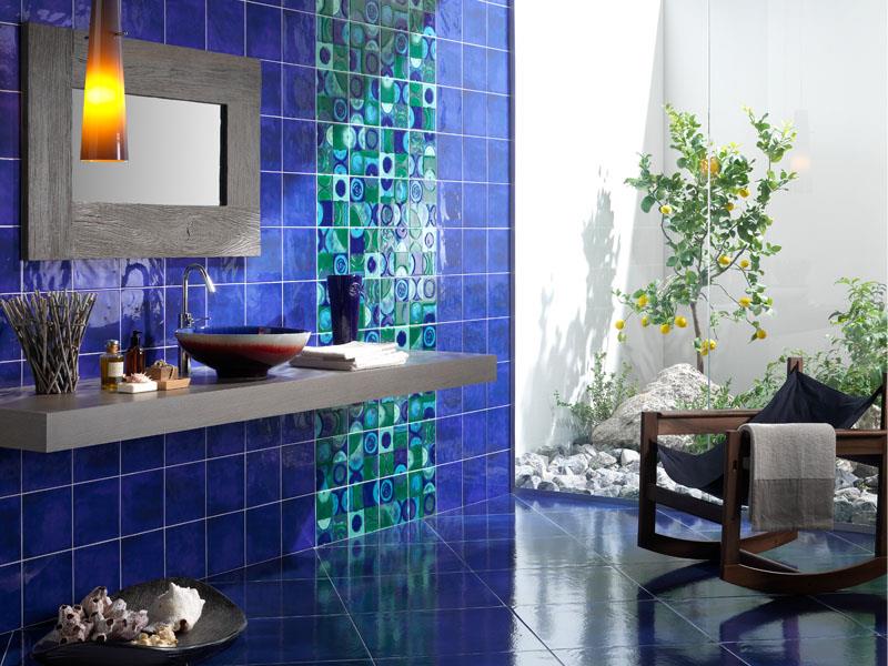 Синяя плитка в ванной комнате: идеи дизайна с интерьерными фотографиями
